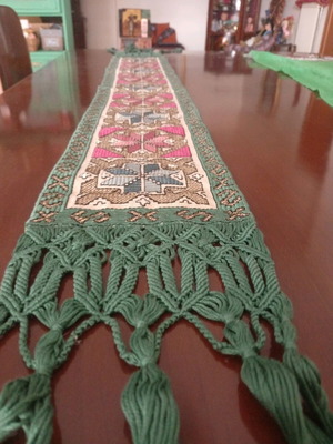 Runner central with handmade embroidery and rich fringes new