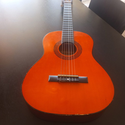 Guitar 3/4 used with damage on one tuning key