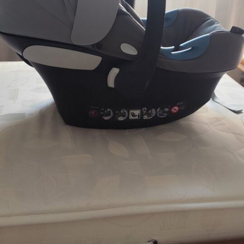 Cybex baby car seat (infant carrier)