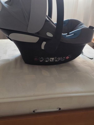 Cybex baby car seat (infant carrier)