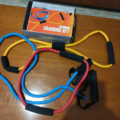 Fitness set like new with three resistance bands and box