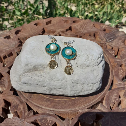 Earrings with cultured pearls and liquid glass