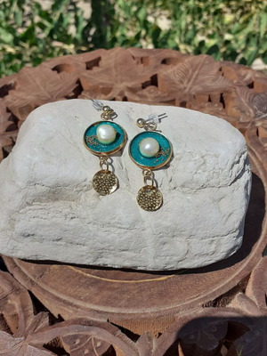 Earrings with cultured pearls and liquid glass