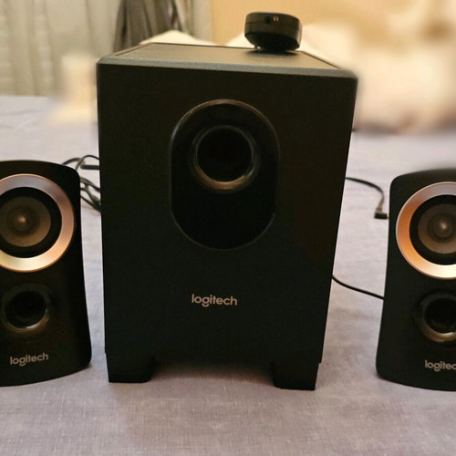 Logitech floor speakers system like new, 25 watt, with subwoofer and remote