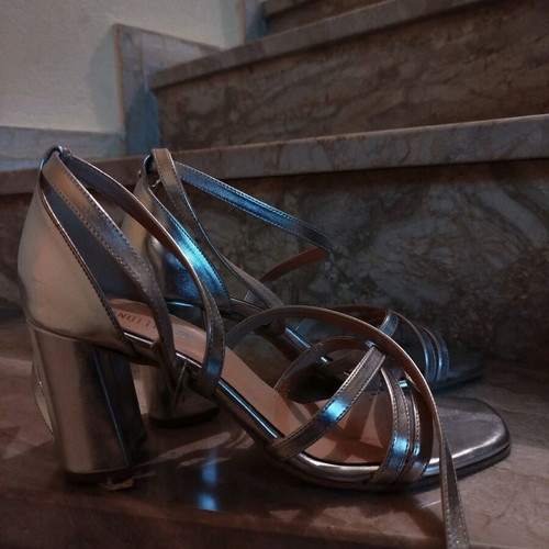 Tamaris women's sandals with slim mid heel in silver like new