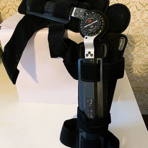 Adjustable knee brace used with degree settings