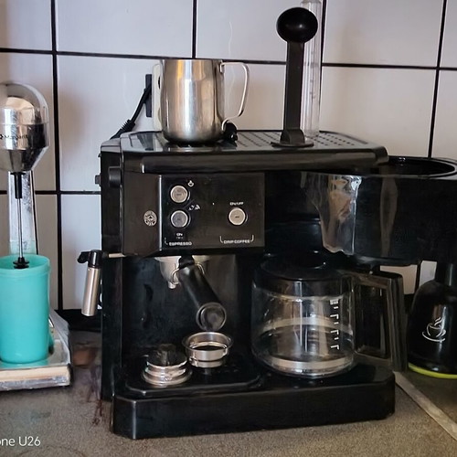 Delongi BCO411.B Coffee Maker like new with two filters and automatic power off