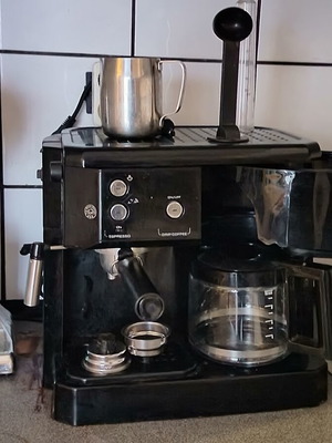 Delongi BCO411.B Coffee Maker like new with two filters and automatic power off
