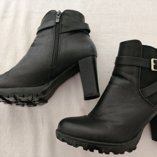 Womens black synthetic leather boots like new, size 40