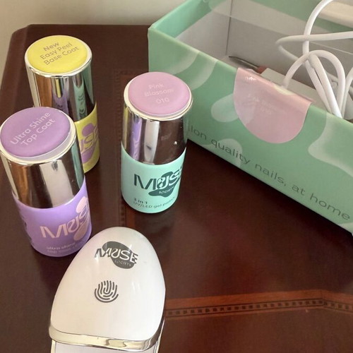 Muse Nail Saloon long-lasting manicure new with lamp and 3 nail polishes