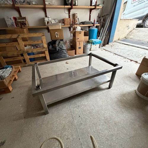 Stainless steel sinks, lantsa, table and baking tray racks used