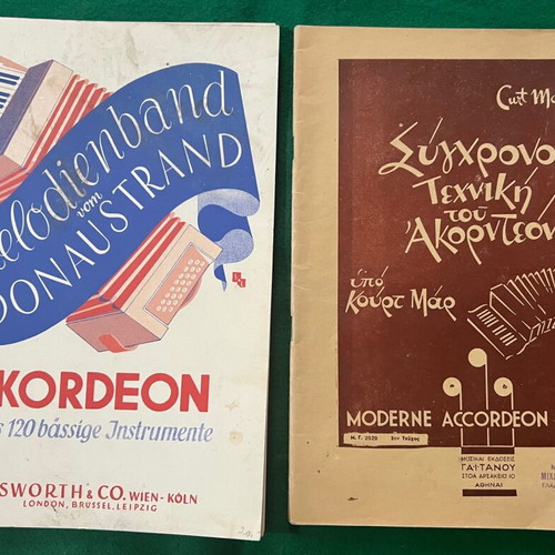 Accordion books used, pack of 2, arts genre