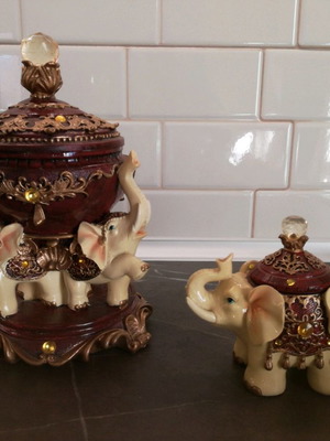 Table decor used with embossed elephants and stones, set of 2 pieces