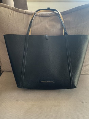Armani Exchange τσάντα σαν καινούργια, μαύρη με χρυσές λεπτομέρειες