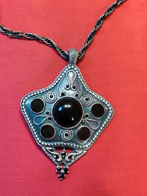 Persian triangle pendant with black stone like new, alpaca