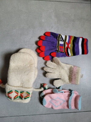 Children's gloves used, 4 pairs for small hands