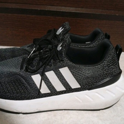 Adidas Swift Run 22 athletic shoes size 43 like new, gray