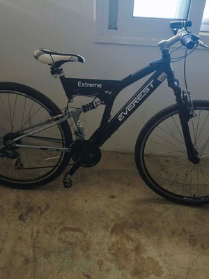 Everest Extreme 28” bicycle like new with front and rear lights