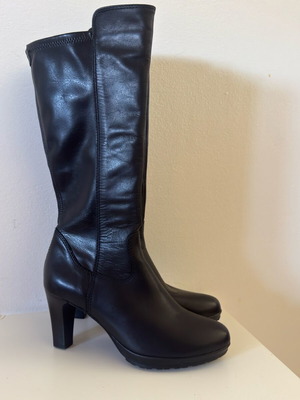 Tamaris leather boots new size 38 black with heel