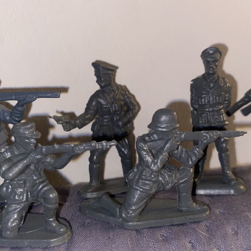 Vintage Plastic World War II Soldiers Collection used, set of 9