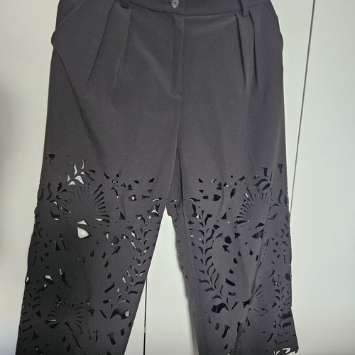 Cutcuutur set medium black capri pants and blouse with used ecru top gift