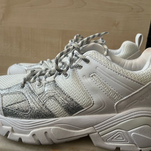 Guess women's white sneakers new with box