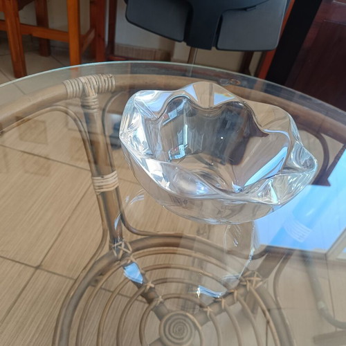 Glass decorative bowl with wavy design