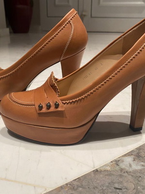 Rebeca Sanver tan pumps like new size 40