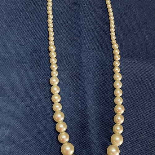 Vintage classic necklace with graduated faux pearls, like new