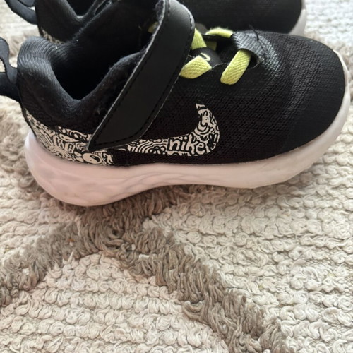 Nike kids shoes like new, comfortable with scratches