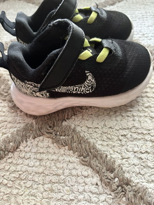 Nike kids shoes like new, comfortable with scratches