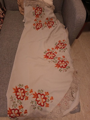 Embroidered tablecloth like new with lace for round table
