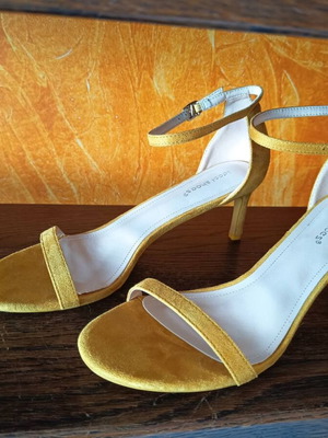 Yellow Ideal Shoes suede sandals with 7cm heel, new size 41