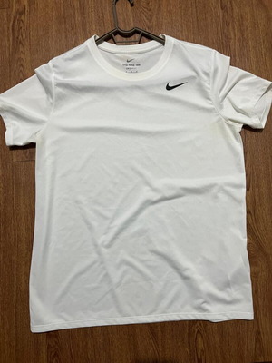 бяло спортно тениска на Nike