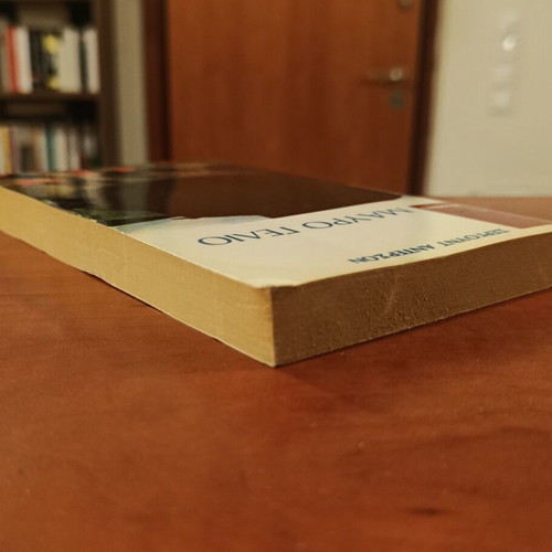 Mavro Gelio novel used, Greek translation