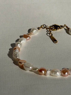 Handmade bracelet with cultured pearls new, pink and gold tones