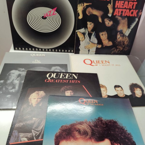 Queen vintage vinyl collection, like new, 7 records