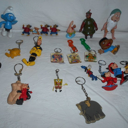 Disney and other comics figures and keychains used, pack of 22