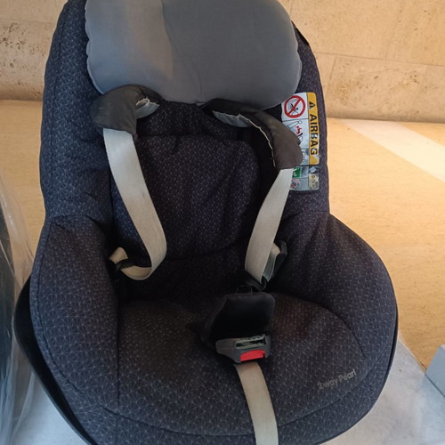 Maxi Cosi 2 Way Pearl car seat used with Isofix base