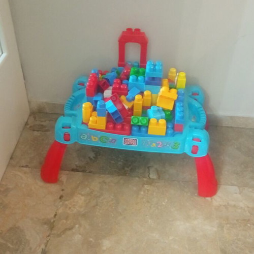 Building blocks play table with foldable legs