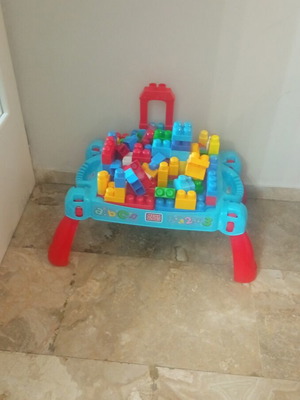 Building blocks play table with foldable legs