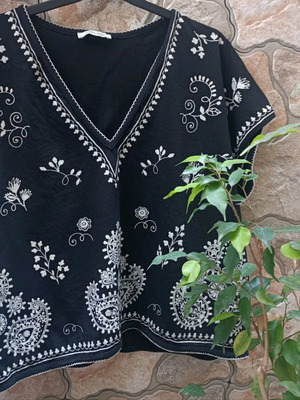 Zara blouse like new, size Large, black and white