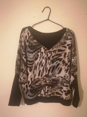 Long sleeved blouse used, size M, black and beige