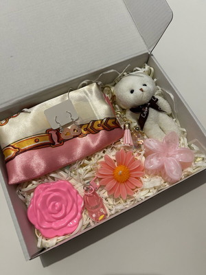 Κουτί δώρου καινούργιο με λούτρινο αρκουδάκι, αξεσουάρ μαλλιών και μπρελόκ