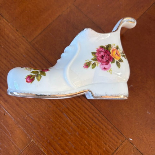 Porcelain boot England Old cottage rose like new