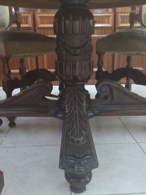 Dining table like new, heavy antique