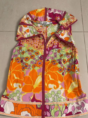 Moschino jaket like new with unique collar and bold print