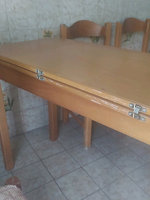 Έπιπλα κουζίνας σε άριστη κατάσταση, τραπέζι μασίφ ξύλο με 4 καρέκλες