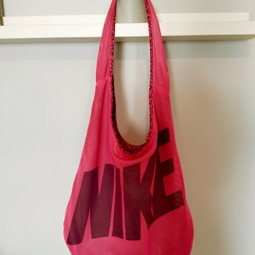 Nike gym bag like new, medium, fuchsia, shoulder type