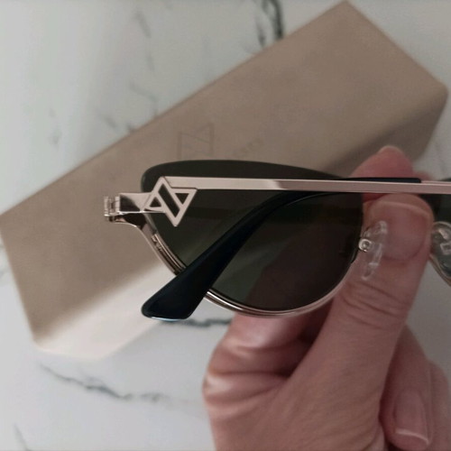AV Zuma Gold sunglasses like new, gold